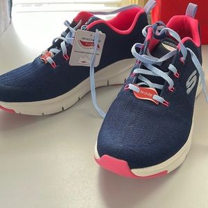 Sketchers Arch Fit Comfy Wave Walking Shoes